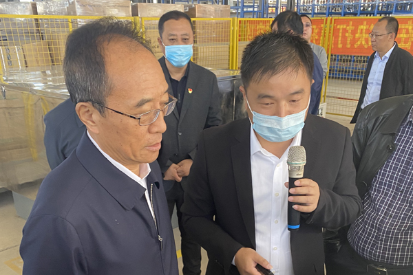 一諾環(huán)境總經理騰勝平為各位領導講解我公司超濾膜產品 一諾環(huán)境總經理騰勝平為各位領導講解我公司超濾膜產品